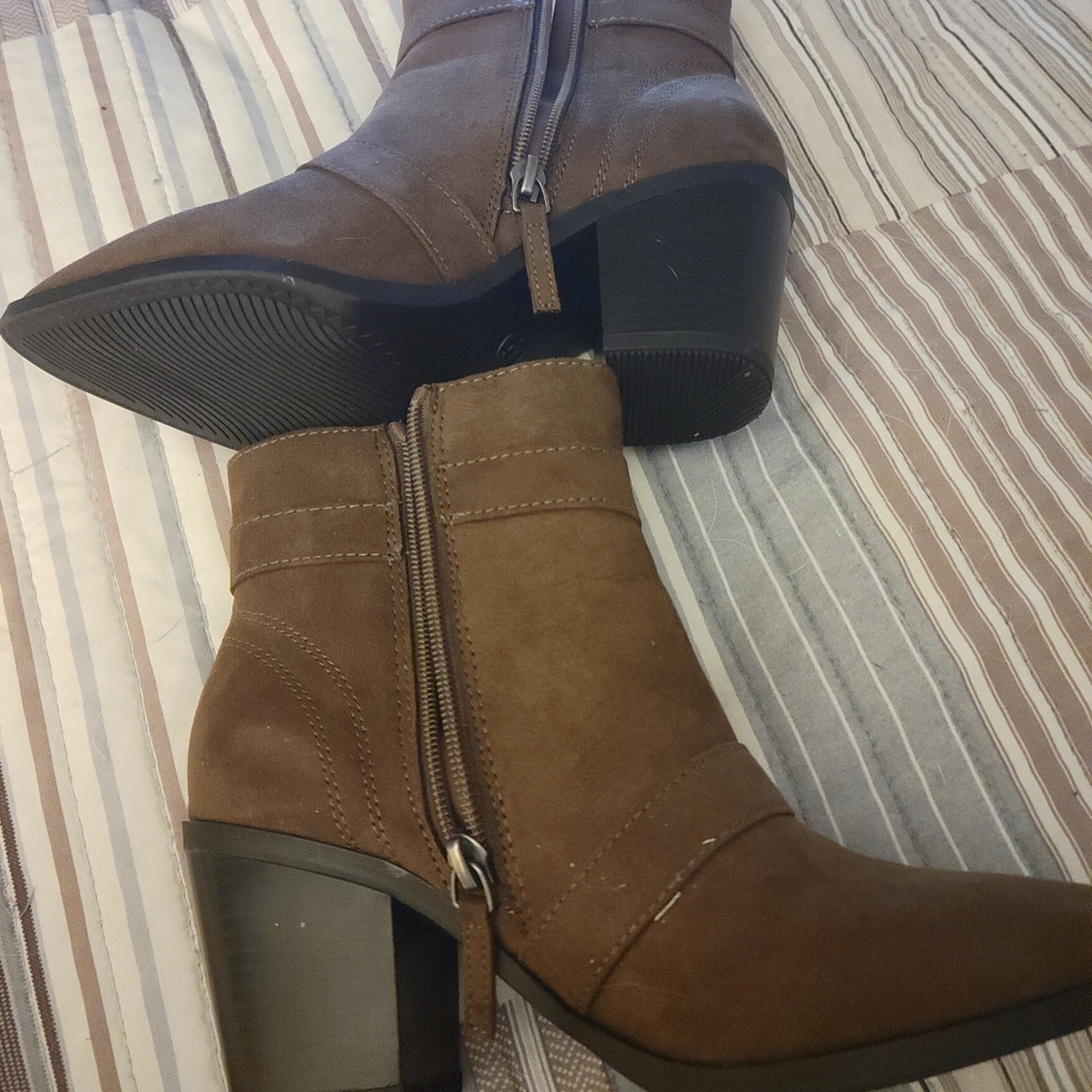 Boots - Picture 5 of 6